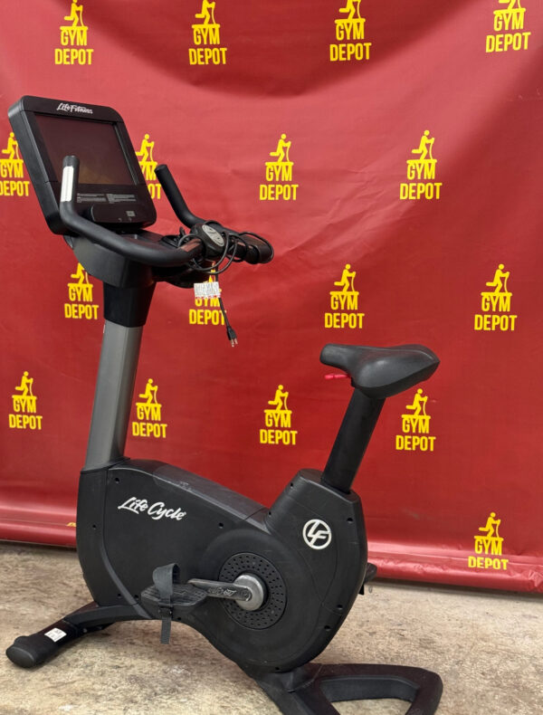 Life Fitness 95cs Upright Bike